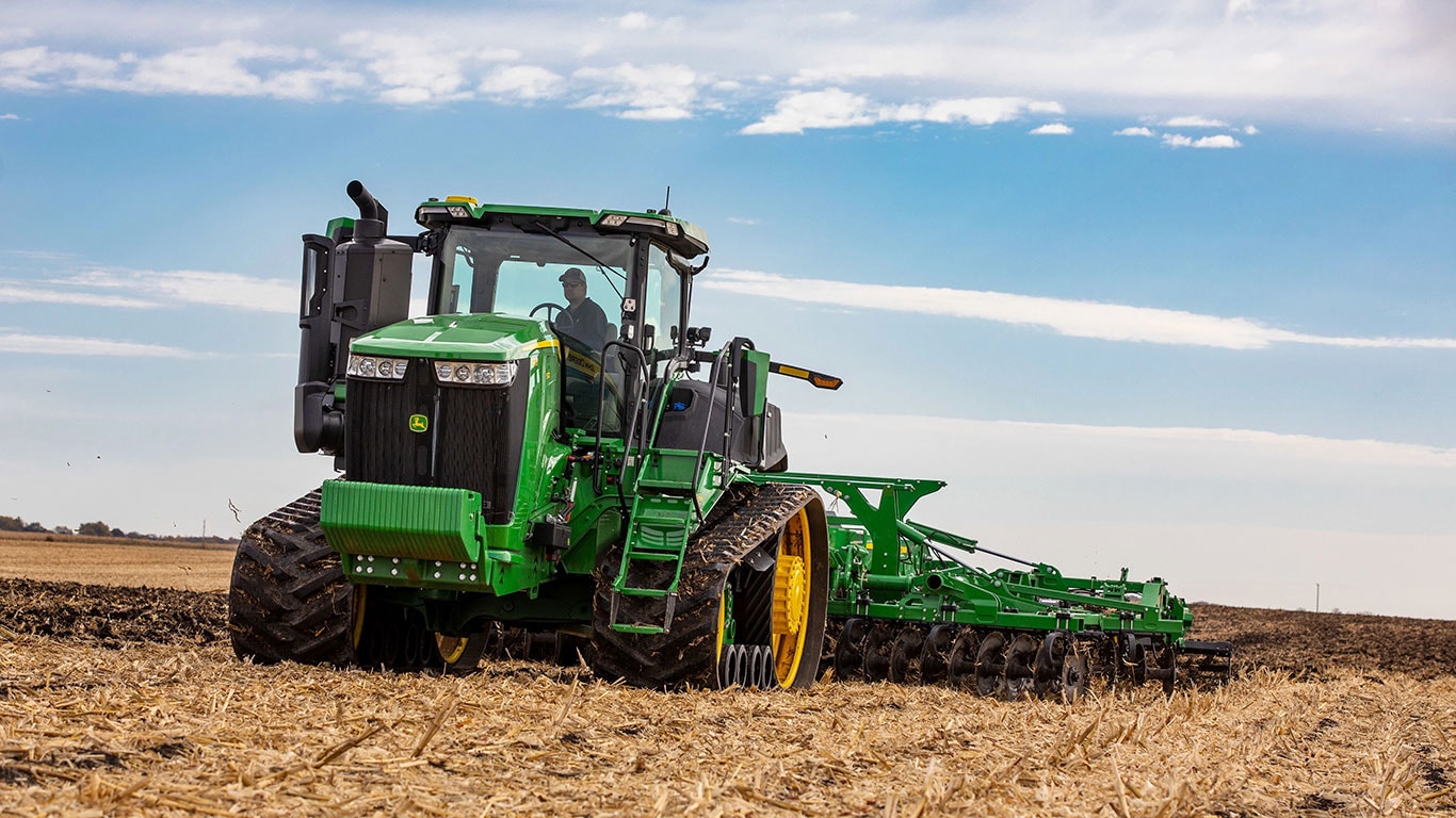 9RT Two-track Tractor in the field
