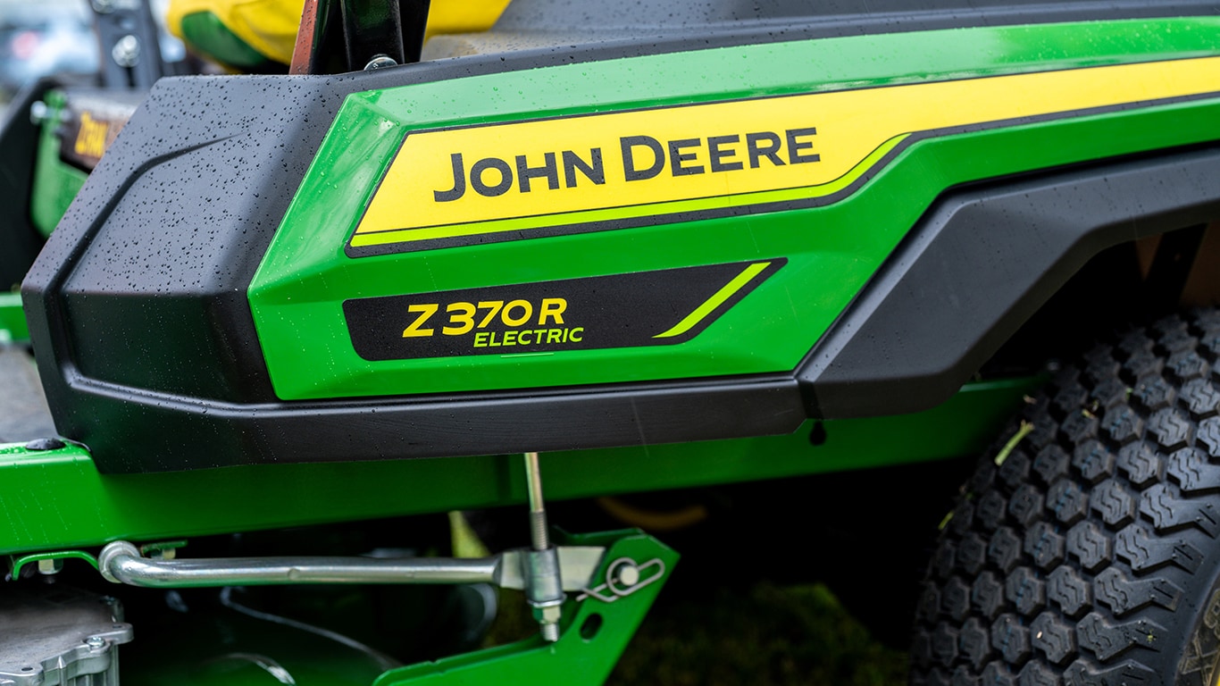 Close up of the Z370R decal with rain droplets.