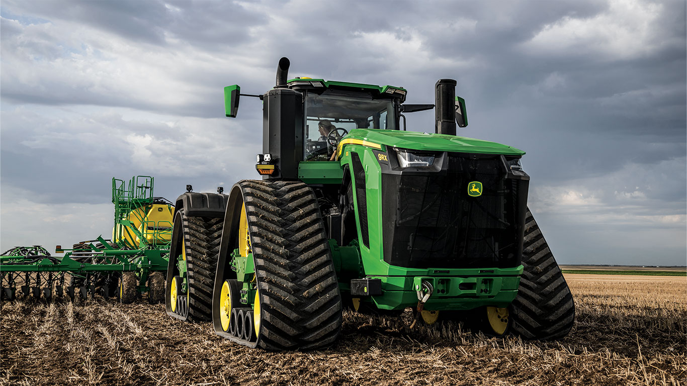 John&nbsp;Deere C-Series Air Cart attached to 9RX Tractor with P600 Precision Air Hoe Drill in paddock.