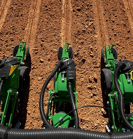 Planting and seeding a field with John Deere 1700 Series planter