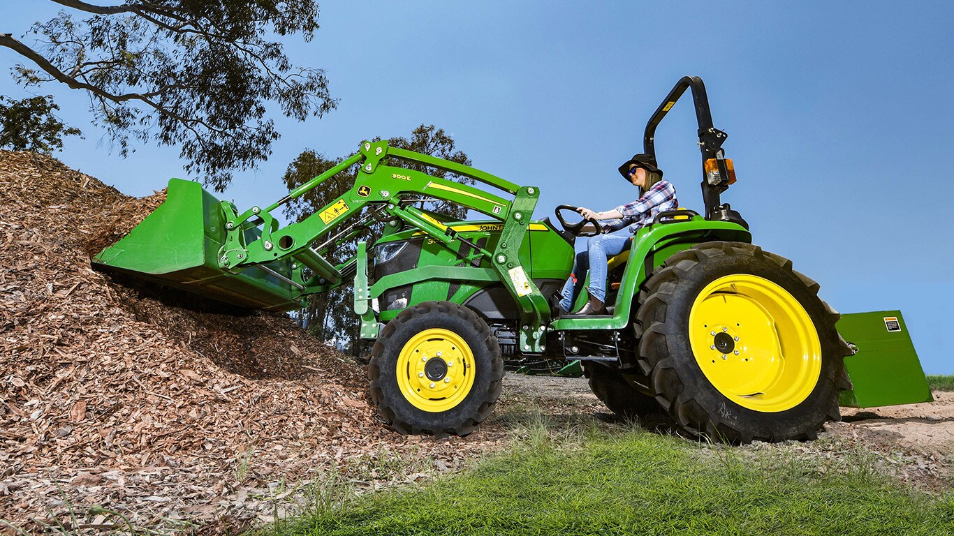 Mechanical Self-Levelling Loader loading wood chips