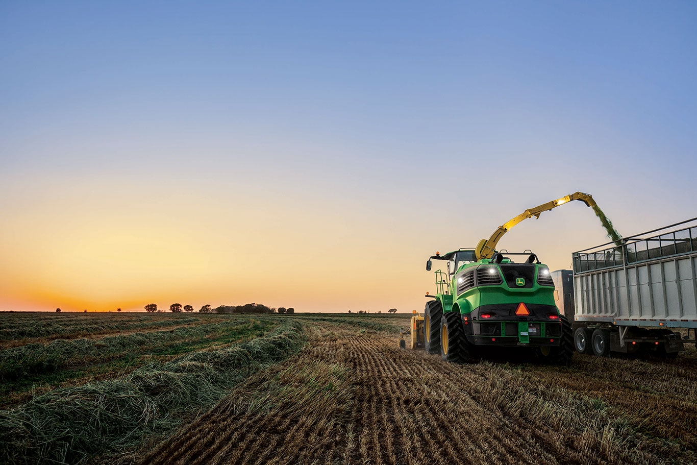 John Deere 9000 Series Self-Propelled Forage Harvesters provide up to 400 tonnes of throughput per hour