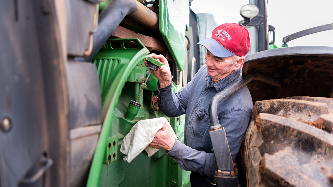 Third generation Marrar-based grain grower, Barry McCormack, ensures John Deere’s genuine oils are used across his full equipment fleet.