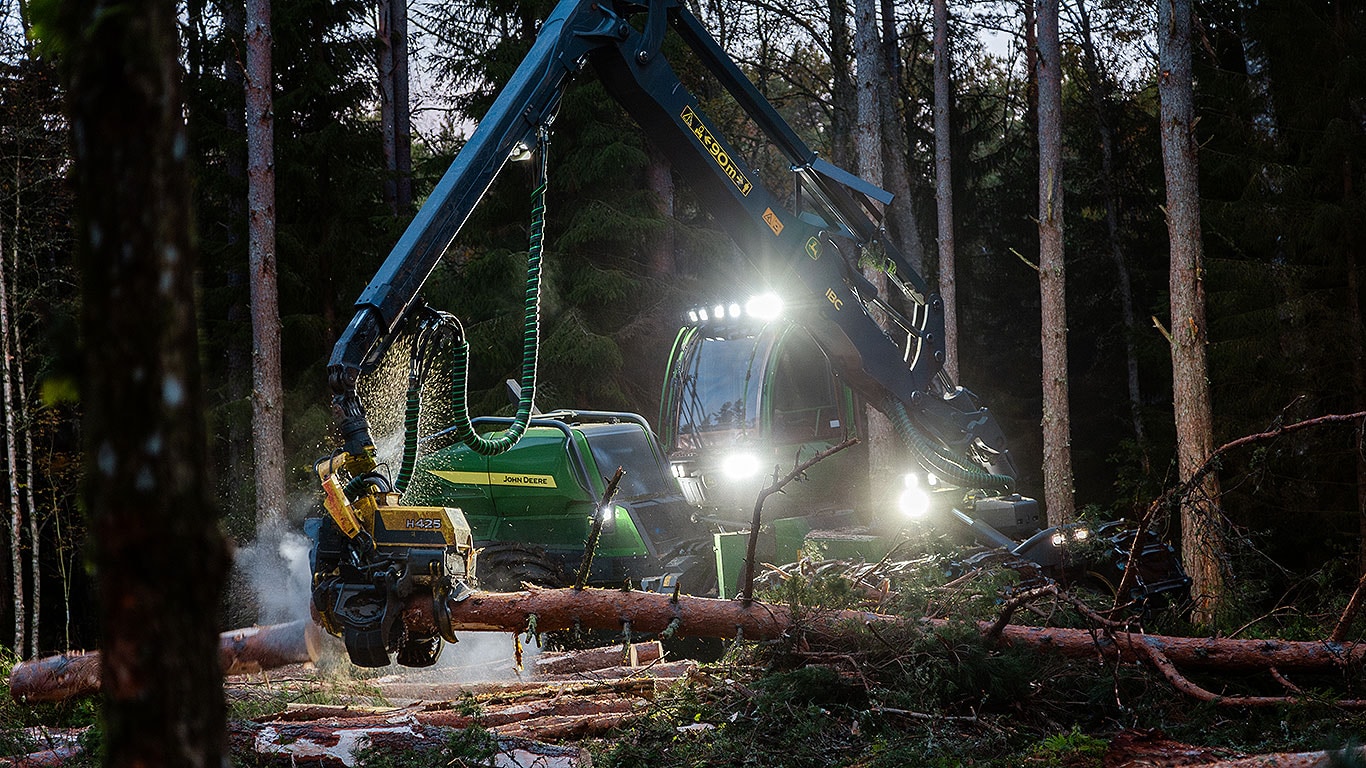 John Deere 1470H wheeled harvester in the forest