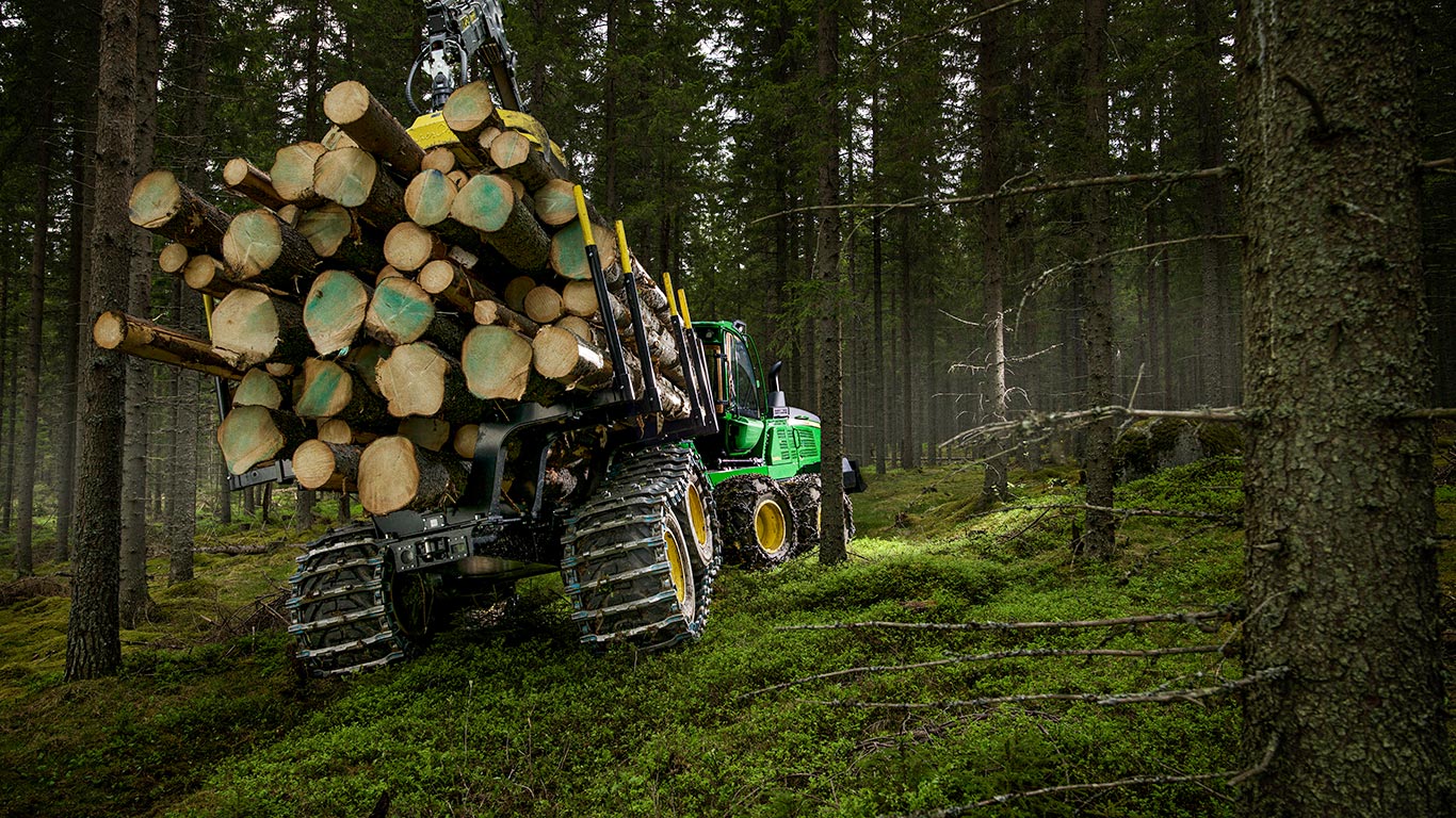 John Deere 910G ja puupinot