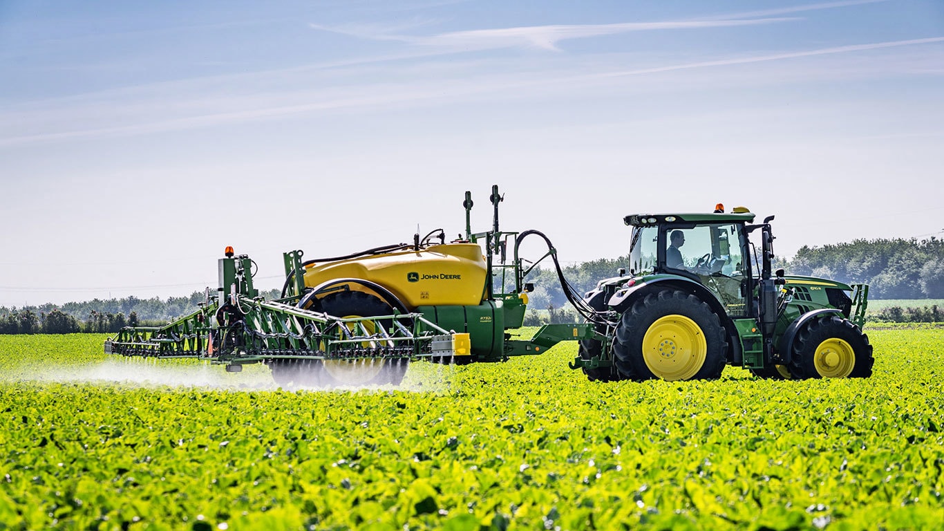 Side view of tractor using Trailed Sprayer R732I in field