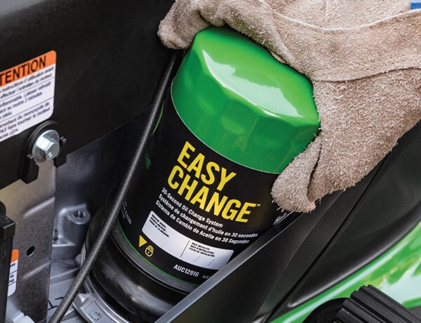 John Deere Easy Change™ 30-Second Oil Change System