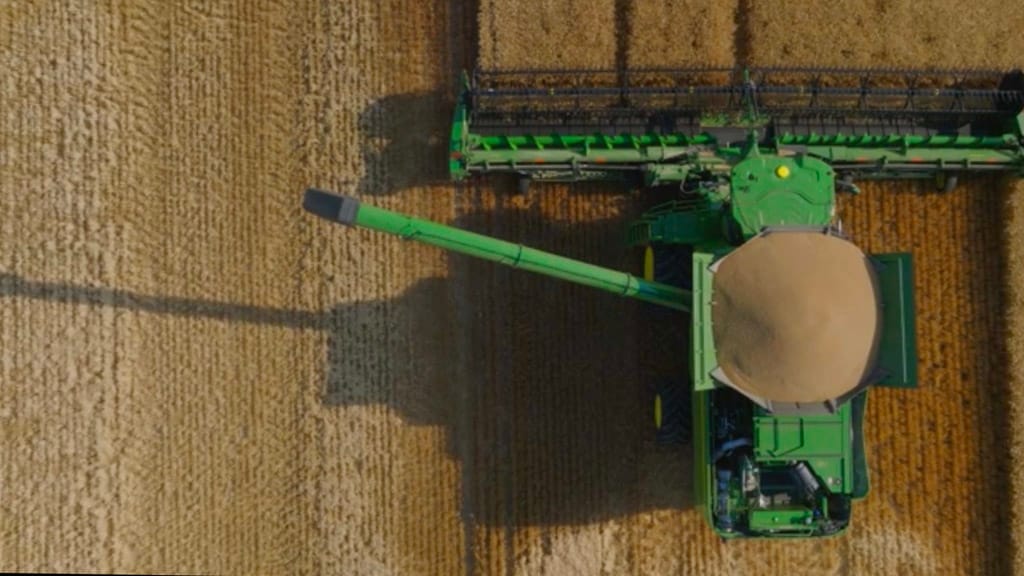 Overhead photo of a full, 400-bushel Grain Tank on a John Deere S7 Combine