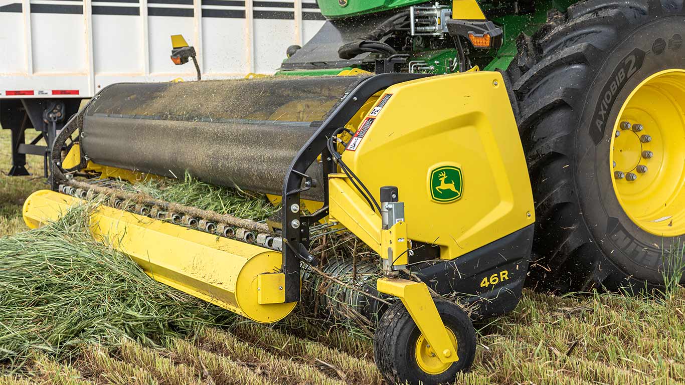 Photo of pull-type forage harvester head and pickup