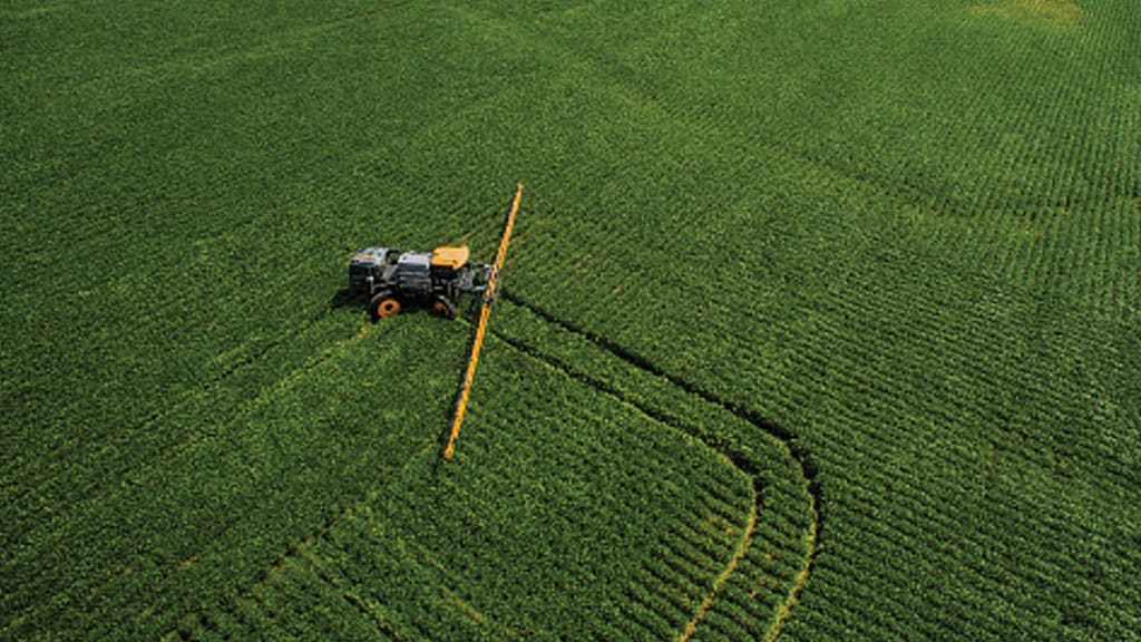 Sprayer turning in a field